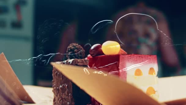 상자에 빨간색의 딸기와 케이크와 초콜릿을 조각넣는다 매크로와 슬라이더 배경에는 대기가 — 비디오