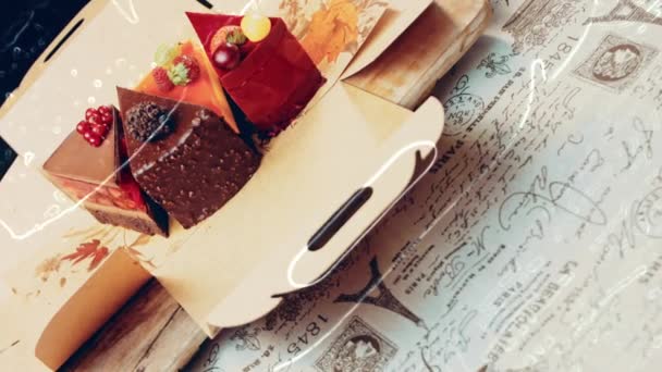 Кілька Скибочок Білої Червоної Полуниці Вишневий Торт Шоколад Відкритій Коробці — стокове відео