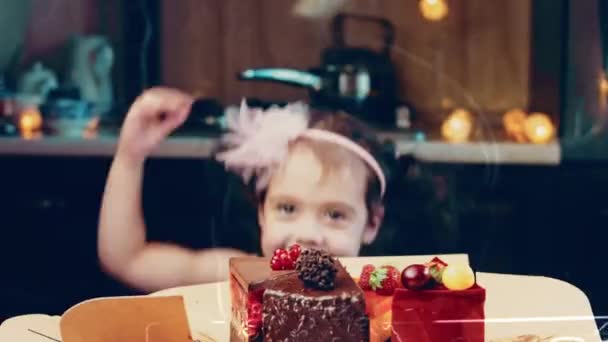 小女孩在一个打开的盒子里享受着几片白色和红色的草莓 樱桃蛋糕和巧克力 宏观和滑翔机射击 背景是一种复古的气氛 — 图库视频影像