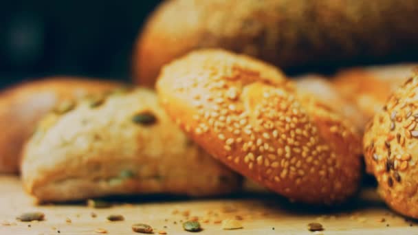 Diferite Tipuri Pâine Proaspătă Masa Lemn Sortiment Izolat Pâine Fundal — Videoclip de stoc