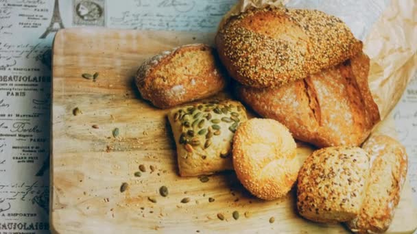 Různé Druhy Čerstvého Chleba Dřevěném Stole Izolovaný Sortiment Chleba Hnědém — Stock video