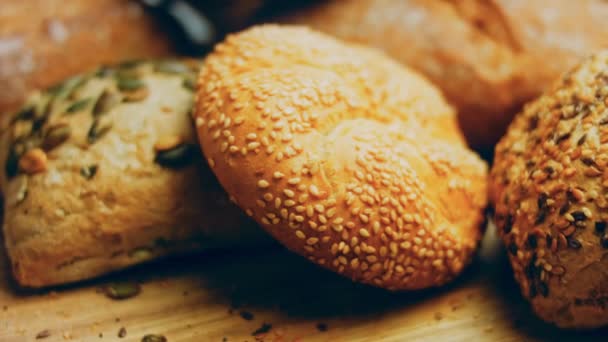 Diferentes Tipos Pão Fresco Mesa Madeira Sortimento Isolado Pão Sobre — Vídeo de Stock