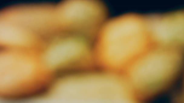 Διαφορετικά Είδη Φρέσκου Ψωμιού Ξύλινο Τραπέζι Μεμονωμένη Ποικιλία Ψωμιού Καφέ — Αρχείο Βίντεο