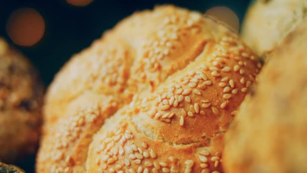 Verschiedene Arten Von Frischem Brot Auf Einem Holztisch Vereinzelte Brotauswahl — Stockvideo