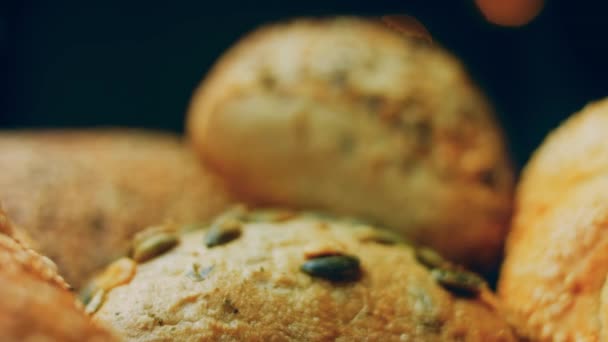 Různé Druhy Čerstvého Chleba Dřevěném Stole Izolovaný Sortiment Chleba Hnědém — Stock video