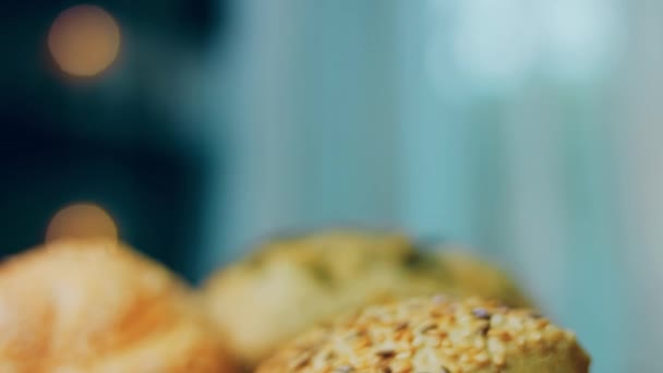 Ahşap Masada Farklı Türde Taze Ekmek Kahverengi Arka Planda Münferit — Stok video