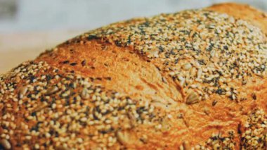 Tohumlu taze ekmek. Arka planda, kahverengi arka planda izole edilmiş bir ekmek çeşidi var. Kaydırıcı atışı.