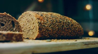 Tohumlu taze ekmek. Arka planda, kahverengi arka planda izole edilmiş bir ekmek çeşidi var. Kaydırıcı atışı.