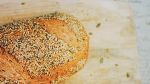 Φρεσκοψημένο Ψωμί Σπόρους Στο Βάθος Είναι Μια Ρομαντική Συνοδεία Απομονωμένη — Αρχείο Βίντεο