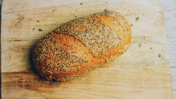 種と焼きたてのパン 背景にロマンチックな側近です 茶色の背景にパンの隔離された品揃え スライダーシュート — ストック動画