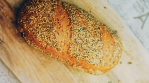 Φρεσκοψημένο Ψωμί Σπόρους Στο Βάθος Είναι Μια Ρομαντική Συνοδεία Απομονωμένη — Αρχείο Βίντεο