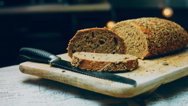 Świeżo Upieczony Chleb Nasionami Tle Romantyczna Otoczenie Izolowany Asortyment Chleba — Wideo stockowe