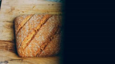 Çizgileri olan taze pişmiş kare ekmek. Arka planda romantik bir ortam var. Kahverengi arka planda münferit bir ekmek çeşidi. Kaydırıcı atışı.