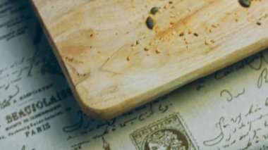 İki somun taze pişmiş ekmek. Arka planda romantik bir ortam var. Kaydırıcı makroyu vuruyor.