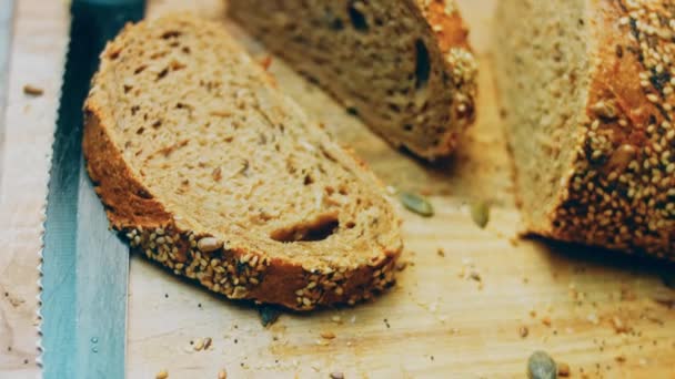 Tohumlu Taze Ekmek Arka Planda Kahverengi Arka Planda Izole Edilmiş — Stok video