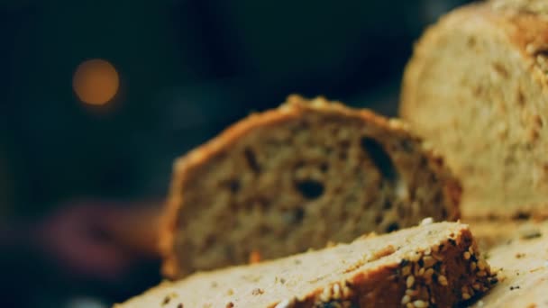 Nybakat Bröd Med Frön Bakgrunden Finns Ett Romantiskt Följe Isolerat — Stockvideo