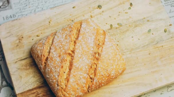 Çizgileri Olan Taze Pişmiş Kare Ekmek Arka Planda Romantik Bir — Stok video