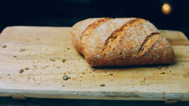 Vers Gebakken Vierkant Brood Met Lijnen Achtergrond Een Romantische Entourage — Stockvideo