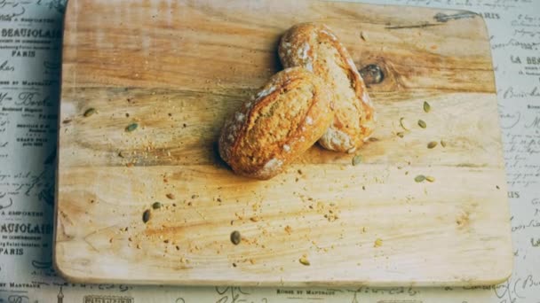 Somun Taze Pişmiş Ekmek Arka Planda Romantik Bir Ortam Var — Stok video