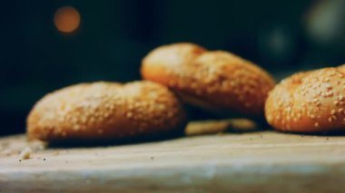 Üç somun taze pişmiş ekmek yuvarlak bir şekilde. Arka planda romantik bir çevre var..