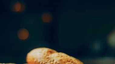 Üç somun taze pişmiş ekmek yuvarlak bir şekilde. Arka planda romantik bir çevre var..