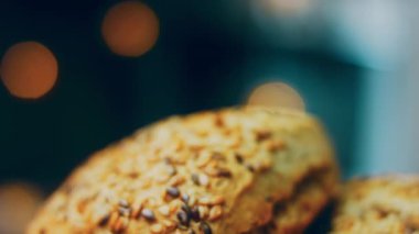 İki taze pişmiş kare ekmek ve tohum. Arka planda romantik bir ortam var. Makro ve sürgülü atış.