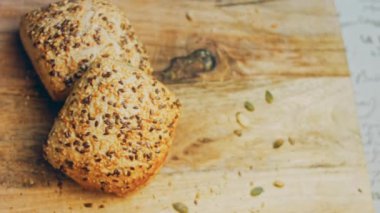 İki taze pişmiş kare ekmek ve tohum. Arka planda romantik bir ortam var. Makro ve sürgülü atış.