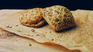 İki taze pişmiş kare ekmek ve tohum. Arka planda romantik bir ortam var. Makro ve sürgülü atış.