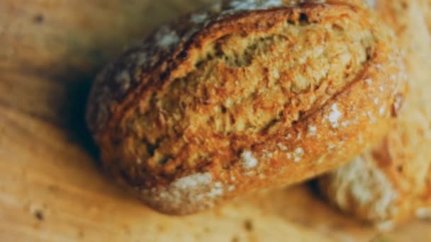 Dwa Bochenki Świeżo Upieczonego Chleba Tle Jest Romantyczna Świta Makro — Wideo stockowe
