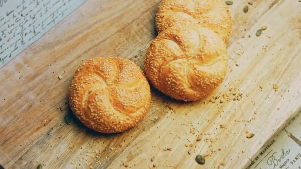 三块刚烤好的圆形面包 后面是一个浪漫的随行人员 — 图库视频影像