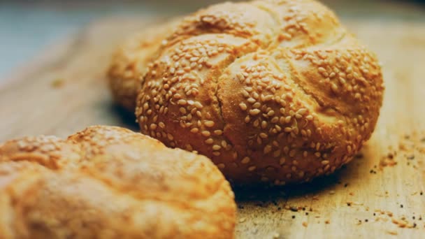 Trzy Bochenki Świeżo Upieczonego Chleba Okrągłym Kształcie Tle Jest Romantyczna — Wideo stockowe