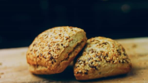 Två Nybakade Fyrkantiga Brödlimpor Med Frön Bakgrunden Finns Ett Romantiskt — Stockvideo
