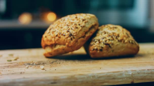 Taze Pişmiş Kare Ekmek Tohum Arka Planda Romantik Bir Ortam — Stok video