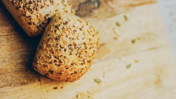 Два Свіжоспечених Квадратних Хліба Насінням Задньому Плані Романтичний Антураж Макро — стокове відео