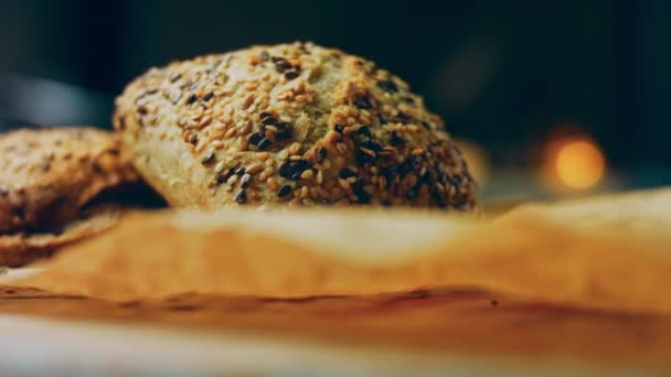 Δύο Φρεσκοψημένα Ψωμάκια Σπόρους Στο Βάθος Είναι Μια Ρομαντική Συνοδεία — Αρχείο Βίντεο
