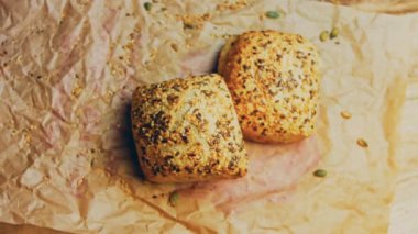 İki taze pişmiş kare ekmek ve tohum. Arka planda romantik bir ortam var. Makro ve sürgülü atış.