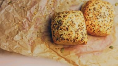 İki taze pişmiş kare ekmek ve tohum. Arka planda romantik bir ortam var. Makro ve sürgülü atış.