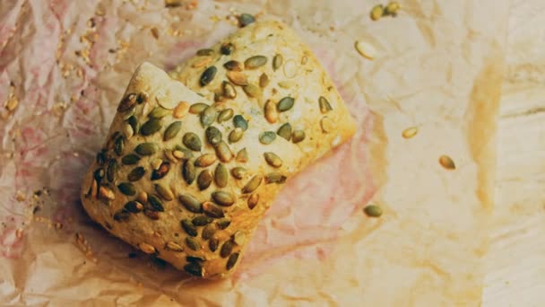 两个刚烤好的方块面包和种子 背景是一个浪漫的随行人员 宏观和滑块射击 — 图库视频影像