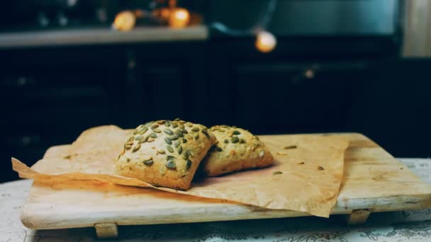Taze Pişmiş Kare Ekmek Tohum Arka Planda Romantik Bir Ortam — Stok video