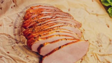 Fransız ekmeğiyle dilimlenmiş domuz filetosu. Sosis retro-stil yemek tepsisinde ve yemek kağıdında. Yavaş çekim kaydırağın üzerinde. Taze marul yaprakları da kullanıyoruz..