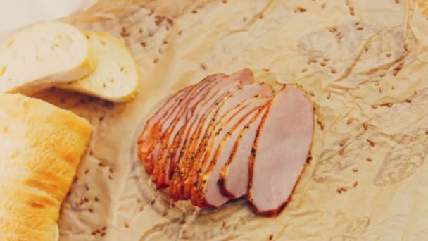 Solomillo Cerdo Rebanado Con Una Baguette Francesa Salchicha Está Una — Vídeo de stock