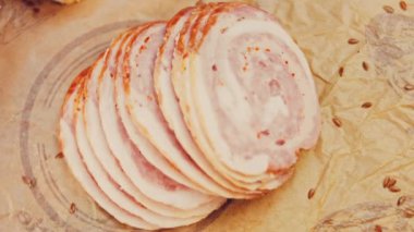 Fransız ekmeğiyle dilimlenmiş sosisli börek. Sosis retro-stil yemek tepsisinde ve yemek kağıdında. Yavaş çekim kaydırağın üzerinde. Taze marul yaprakları da kullanıyoruz..