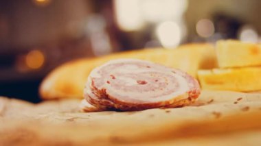 Fransız ekmeğiyle dilimlenmiş sosisli börek. Sosis retro-stil yemek tepsisinde ve yemek kağıdında. Yavaş çekim kaydırağın üzerinde. Taze marul yaprakları da kullanıyoruz..