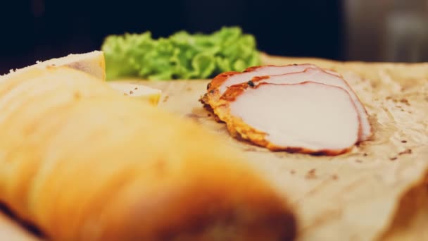 Carne Porc Tăiată Baghetă Franceză Cârnatul Este Tavă Gătit Stil — Videoclip de stoc
