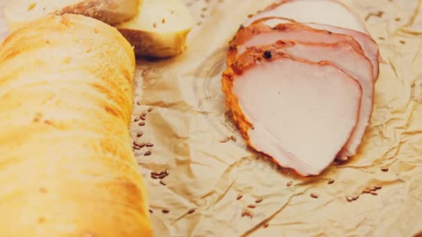 Schweinefilet Scheiben Geschnitten Mit Einem Französischen Baguette Die Wurst Liegt — Stockvideo