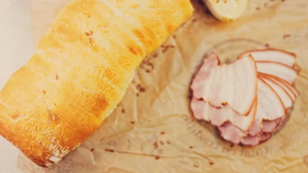 Pastrami Vom Schwein Scheiben Geschnitten Mit Einem Französischen Baguette Die — Stockvideo