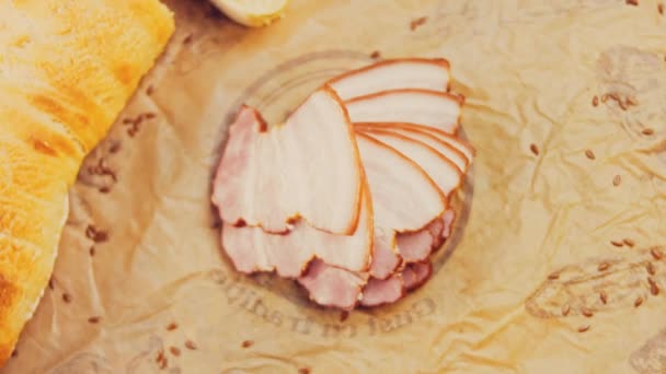 Fransız Ekmeğiyle Dilimlenmiş Domuz Pastırması Sosis Retro Stil Yemek Tepsisinde — Stok video