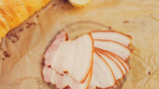 Diiris Daging Babi Pastrami Dengan Baguette Perancis Sosis Atas Nampan — Stok Video