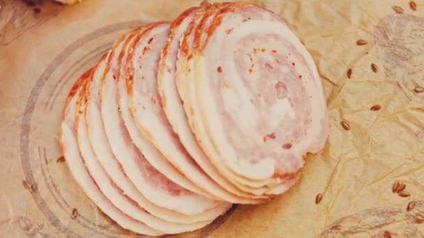 猪肉香肠卷与法式面包片 香肠在一个复古风格的烹饪盘和食物纸上 慢镜头拍摄在滑块上 我们也用新鲜的莴苣叶 — 图库视频影像