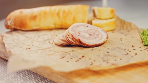 Fransız Ekmeğiyle Dilimlenmiş Sosisli Börek Sosis Retro Stil Yemek Tepsisinde — Stok video